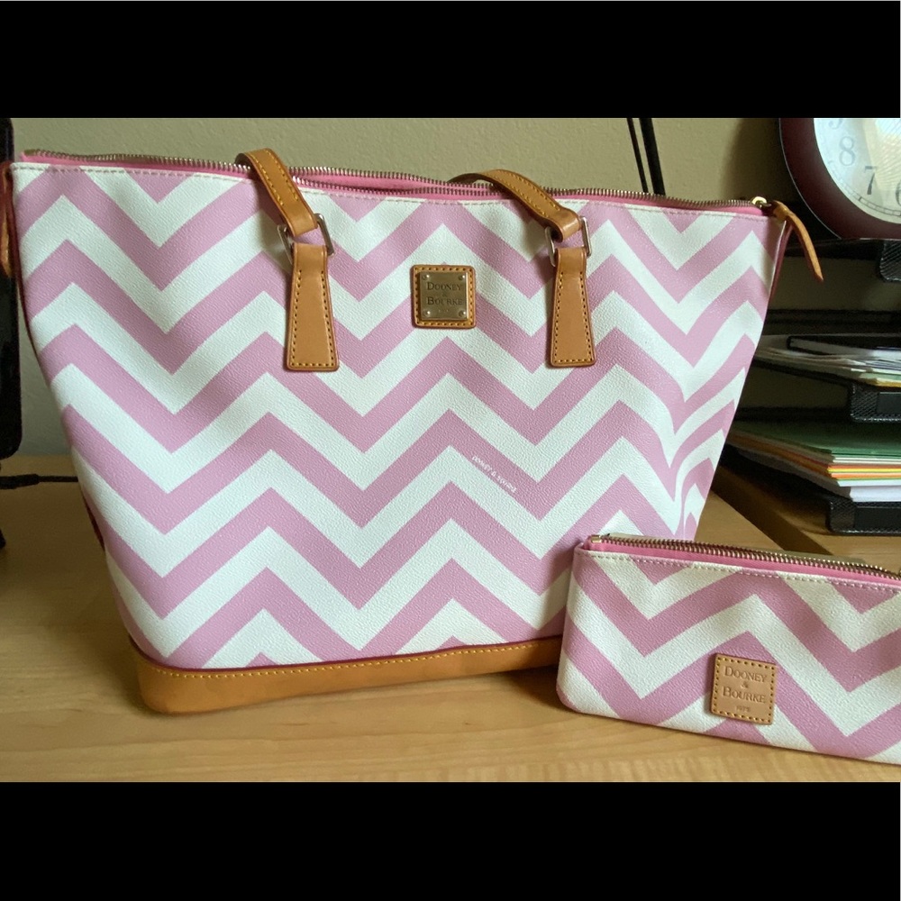 D&B Chevron Zip Top Tote w/Wallet